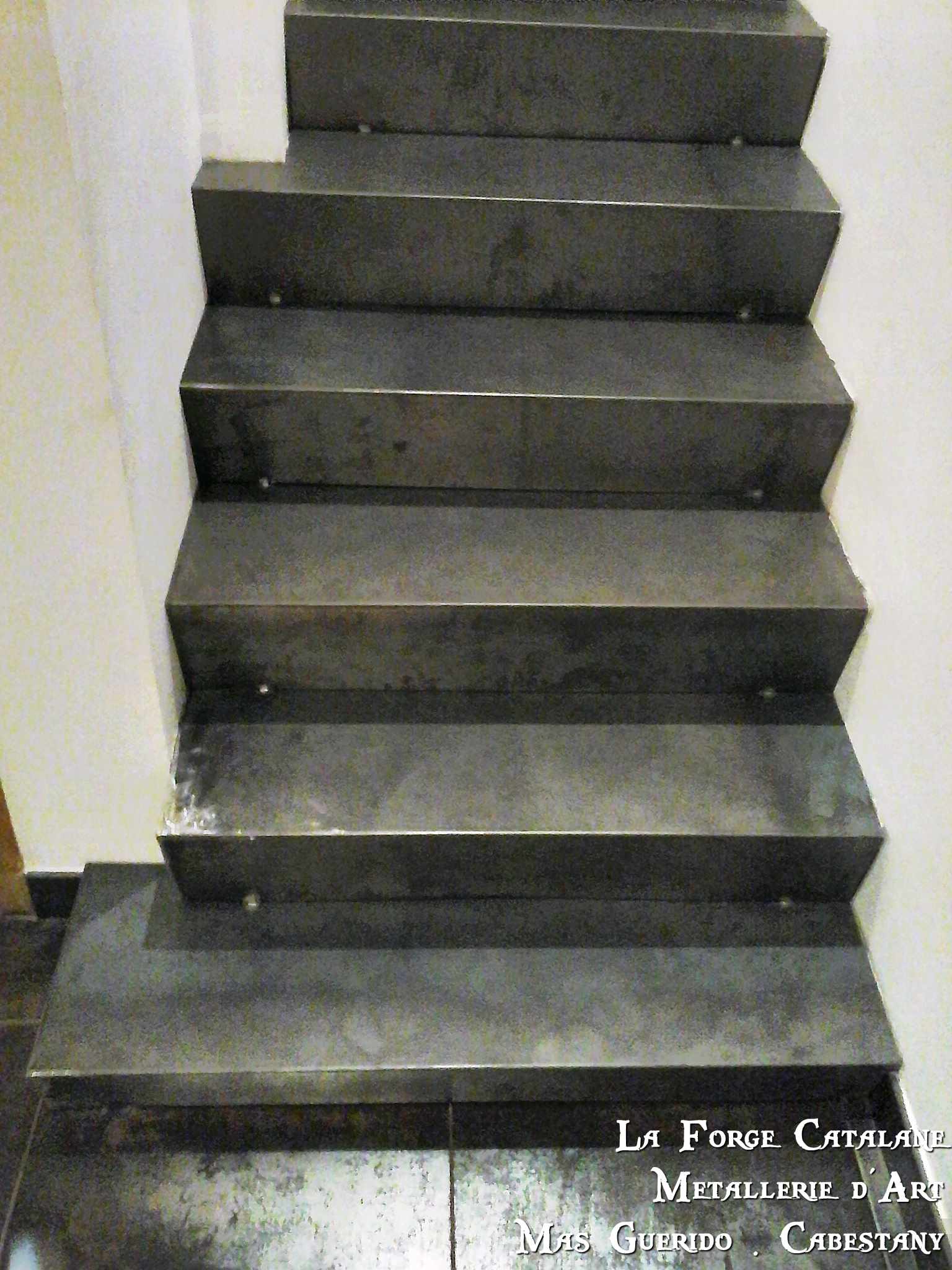 habillage d'escalier en tole fer forge catalane cabestany (3).jpg